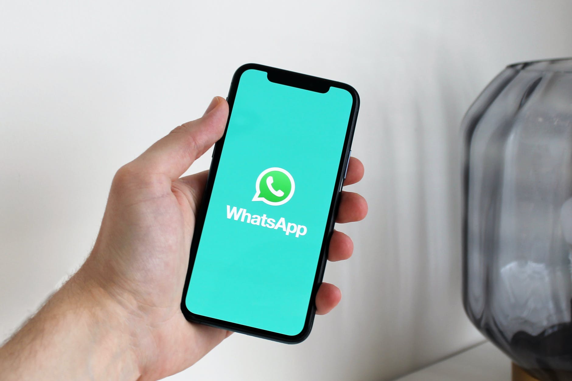 Un móvil con whatsapp