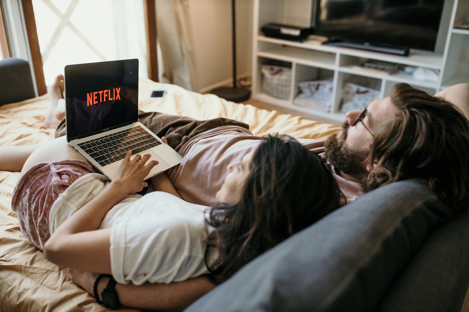 Una pareja viendo Netflix