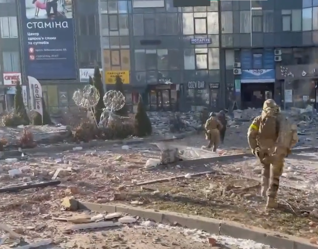 Plaza al oeste de Kiev con militares ucranianos. Fragmento de un vídeo en directo por un particular del día 26/02/2022