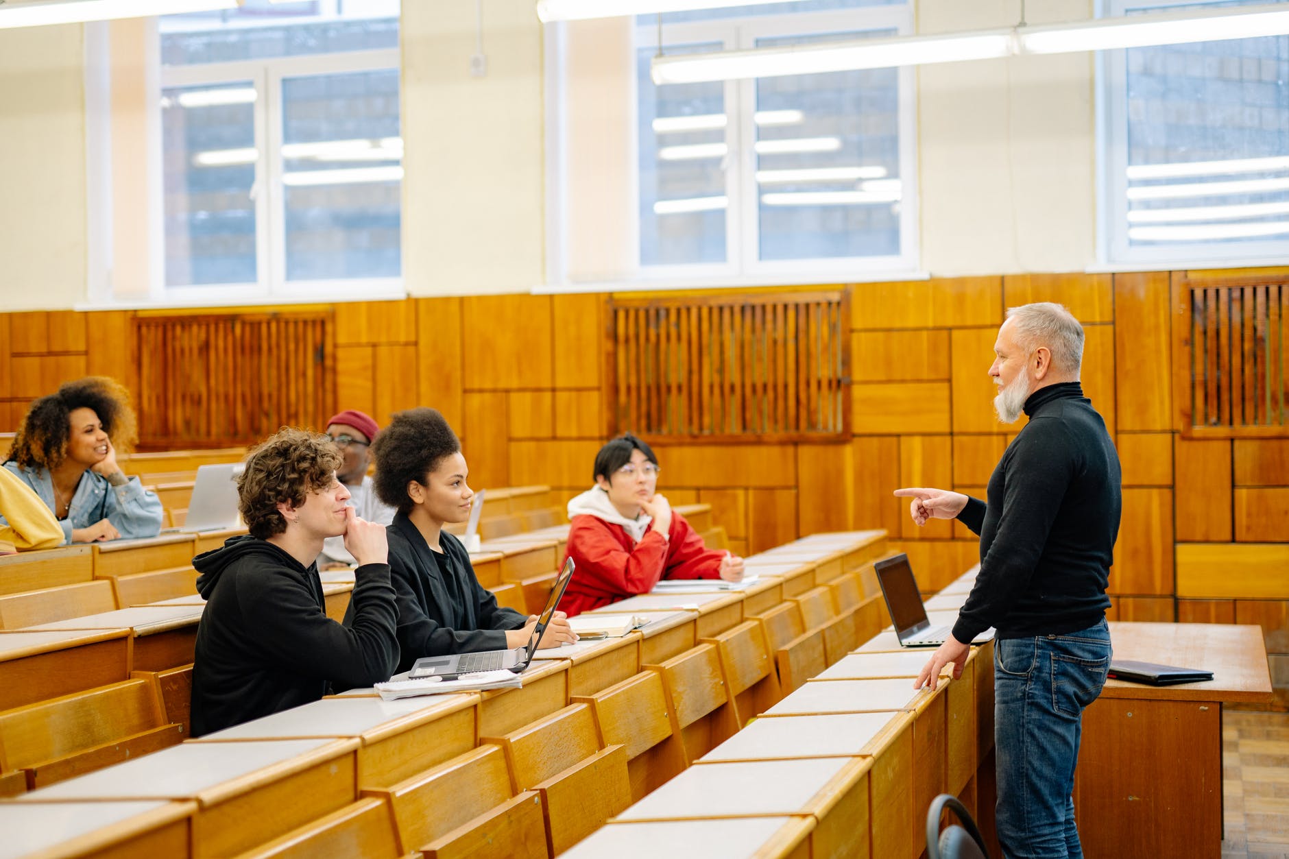Profesor dando un clase de universidad - Tecnógrafos